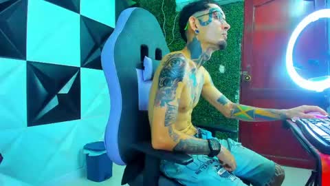 Snapshot of boy_tatto77 chatting on May 24, 11:26 am boy_tatto77 online show from May 24, 11:26 am