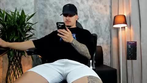 boyc02_ online show from December 1, 12:21 pm