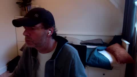 Snapshot of bram1944972145 chatting on December 9, 1:45 pm Bram online show from December 9, 1:45 pm