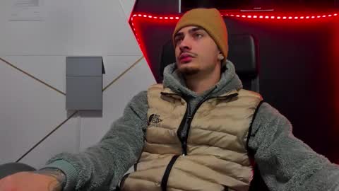 Snapshot of brandontatex chatting on February 2, 5:17 am BrandonTateX online show from February 2, 5:17 am