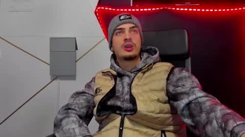 Snapshot of brandontatex chatting on February 10, 5:33 am BrandonTateX online show from February 10, 5:33 am