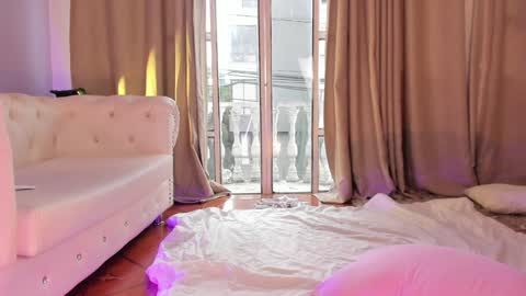   online show from February 4, 3:36 pm