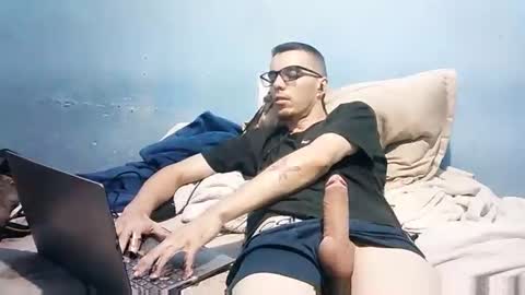 Snapshot of brasil43 chatting on March 3, 12:39 am PutoBR online show from March 3, 12:39 am