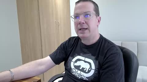 Snapshot of brettdj chatting on November 1, 10:17 am Brett online show from November 1, 10:17 am