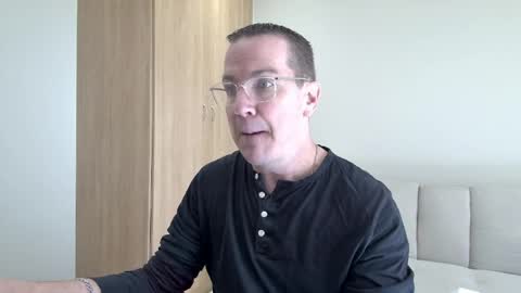 Snapshot of brettdj chatting on June 6, 9:47 am Brett online show from June 6, 9:47 am