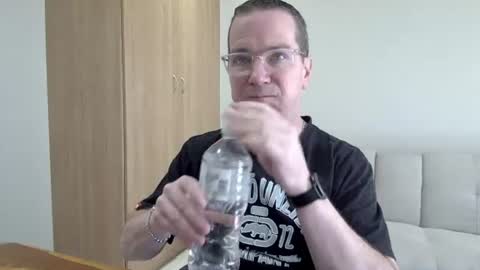 Snapshot of brettdj chatting on June 13, 10:35 am Brett online show from June 13, 10:35 am