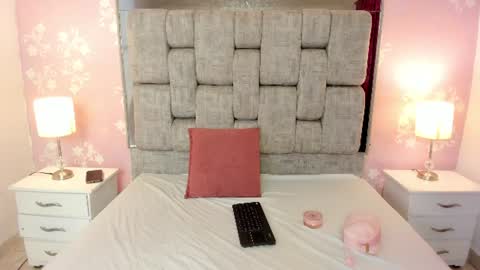 Snapshot of britneysweet_ chatting on June 16, 7:38 pm BritneySweet online show from June 16, 7:38 pm