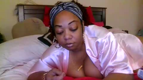 Snapshot of brownroundrenee chatting on February 2, 2:27 pm brownroundrenee online show from February 2, 2:27 pm