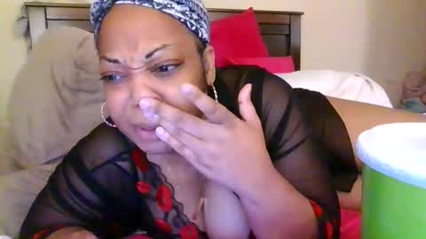 Snapshot of brownroundrenee chatting on February 19, 3:52 pm brownroundrenee online show from February 19, 3:52 pm