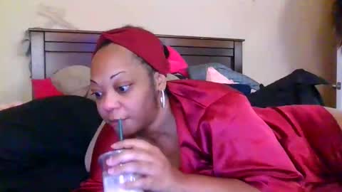 Snapshot of brownroundrenee chatting on June 12, 10:25 am brownroundrenee online show from June 12, 10:25 am