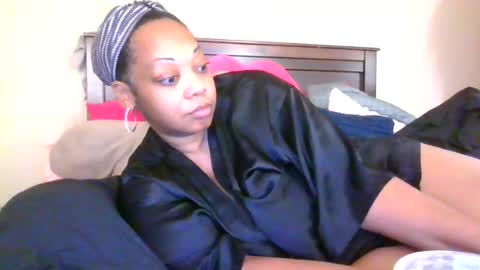 Snapshot of brownroundrenee chatting on June 13, 10:35 am brownroundrenee online show from June 13, 10:35 am