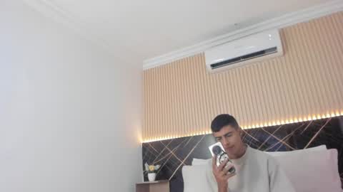Snapshot of bruno_fox_ chatting on June 19, 7:17 pm Bruno online show from June 19, 7:17 pm