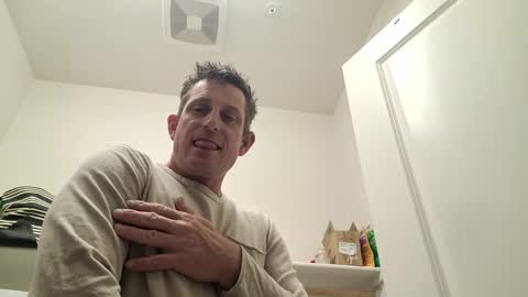 Snapshot of btownstud chatting on December 20, 9:32 am btownstud online show from December 20, 9:32 am