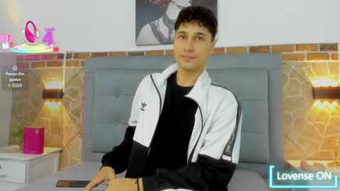 Snapshot of buddy_whitte chatting on February 26, 11:30 am Buddy Whitte online show from February 26, 11:30 am