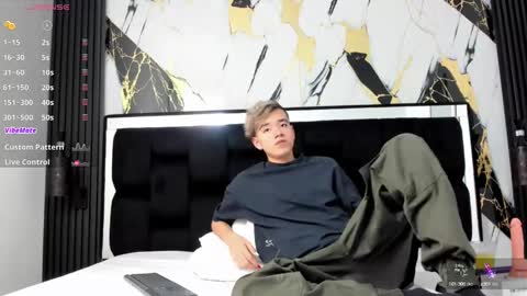 Snapshot of bunny_maxxi chatting on December 4, 3:43 pm bunny online show from December 4, 3:43 pm