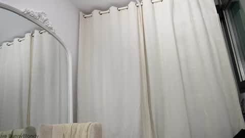 Snapshot of bunnyblondy chatting on October 16, 8:37 am Anaiz online show from October 16, 8:37 am