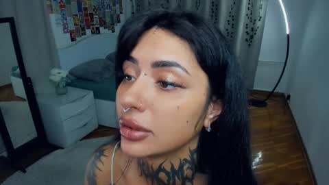 Snapshot of butter_f1y chatting on October 13, 6:24 am Sabrina online show from October 13, 6:24 am