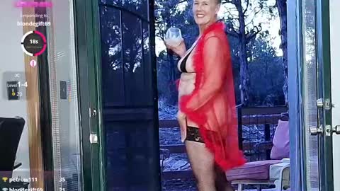 Bee and John online show from February 5, 1:10 am