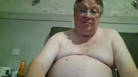 Snapshot of caerphillyphil chatting on October 19, 11:27 pm caerphillyphil online show from October 19, 11:27 pm