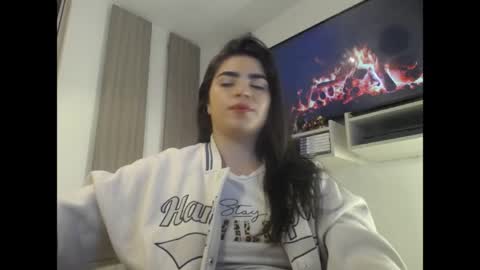 Snapshot of caitlingomez0 chatting on May 5, 11:07 am caitlingomez0 online show from May 5, 11:07 am