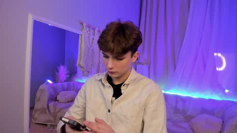 Call me Leo online show from December 14, 7:40 am