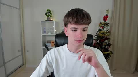 Hey I am Calvin  online show from December 18, 7:08 pm