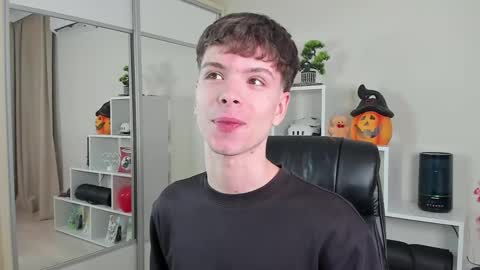 Hey I am Calvin  online show from March 4, 7:11 pm