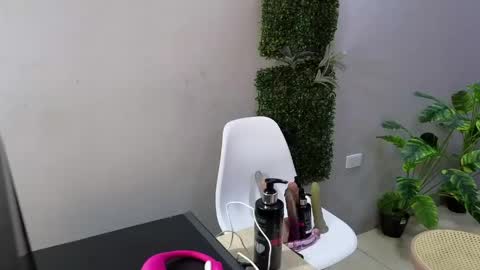Snapshot of camil_milfdream chatting on May 1, 11:04 am Camil online show from May 1, 11:04 am