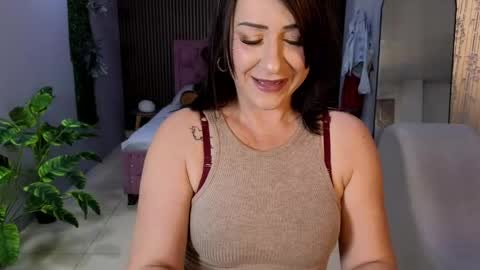 Snapshot of camil_milfdream chatting on May 9, 11:04 am Camil online show from May 9, 11:04 am