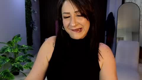 Snapshot of camil_milfdream chatting on May 25, 11:05 am Camil online show from May 25, 11:05 am