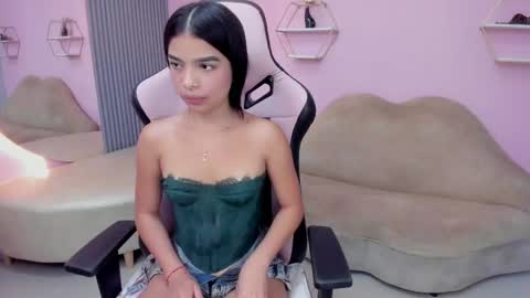 Snapshot of camila_l02 chatting on April 19, 10:14 am Camila online show from April 19, 10:14 am