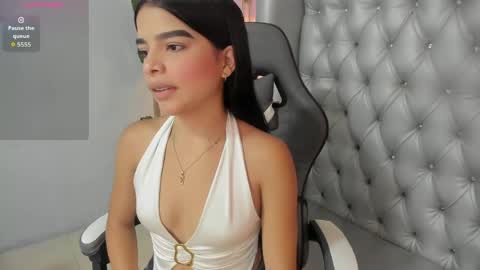 Snapshot of camila_l02 chatting on May 4, 7:43 pm Camila online show from May 4, 7:43 pm