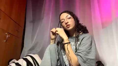 Snapshot of camilaligons chatting on December 5, 3:20 pm Reily online show from December 5, 3:20 pm