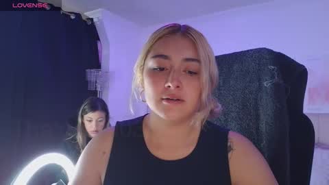 Snapshot of camilamarsh chatting on February 18, 3:19 pm camilamarsh online show from February 18, 3:19 pm