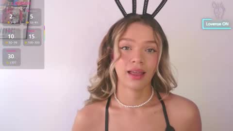 Snapshot of camilamonroee chatting on October 30, 2:29 pm Camila Monroee online show from October 30, 2:29 pm