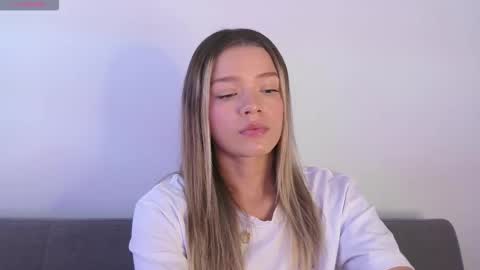 Snapshot of camilamonroee chatting on December 1, 2:11 pm Camila Monroee online show from December 1, 2:11 pm