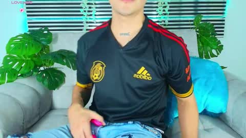 Snapshot of camilo_xcam chatting on April 22, 8:21 pm CAMILO online show from April 22, 8:21 pm