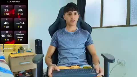 Snapshot of camilobass_ chatting on June 10, 7:46 pm Camilo Bass online show from June 10, 7:46 pm