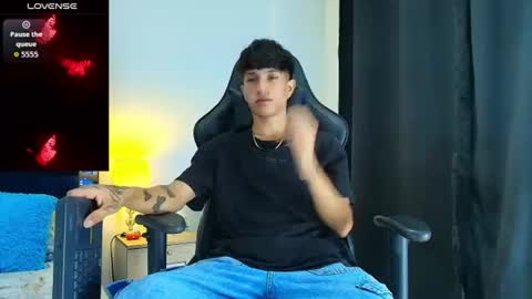 Snapshot of camilobass_ chatting on July 19, 9:07 pm Camilo Bass online show from July 19, 9:07 pm