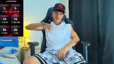 Snapshot of camilobass_ chatting on July 22, 11:51 pm Camilo Bass online show from July 22, 11:51 pm