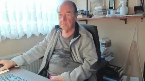 Snapshot of cammee chatting on December 18, 10:08 am Cammee online show from December 18, 10:08 am