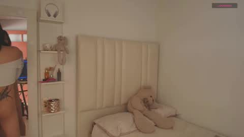 Laura Camila online show from February 26, 7:35 pm