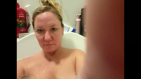 Snapshot of campbellcourtney385 chatting on January 13, 3:12 am campbellcourtney385 online show from January 13, 3:12 am