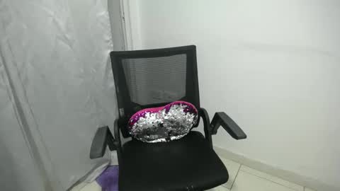 Snapshot of candacesxhot chatting on February 22, 5:12 am cumorsmooke online show from February 22, 5:12 am