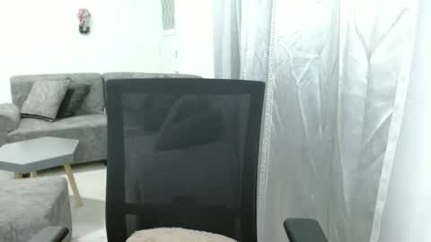 Snapshot of candacesxhot chatting on December 3, 1:46 am cumorsmooke online show from December 3, 1:46 am