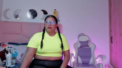 Snapshot of candice98 chatting on June 1, 11:12 am candice online show from June 1, 11:12 am