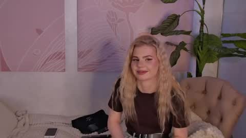 Snapshot of candiesshop chatting on April 16, 7:09 am Candies online show from April 16, 7:09 am