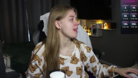 Snapshot of candy_meggie chatting on December 25, 10:28 am Megan online show from December 25, 10:28 am