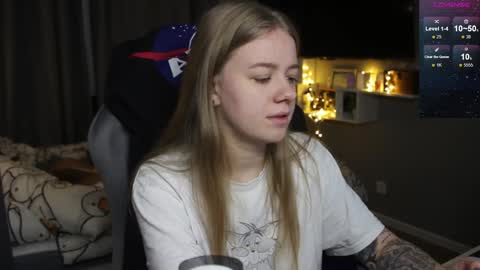 Snapshot of candy_meggie chatting on December 26, 2:27 pm Megan online show from December 26, 2:27 pm