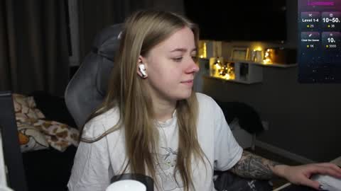 Snapshot of candy_meggie chatting on January 2, 2:24 pm Megan online show from January 2, 2:24 pm